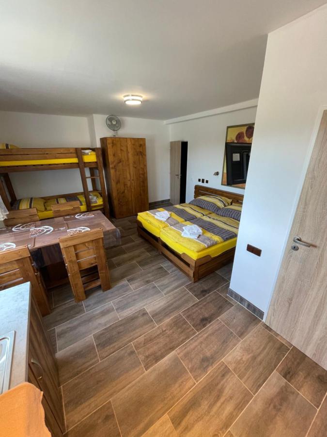 Maxovo Kralovstvi Apartment Rovensko pod Troskami Екстериор снимка